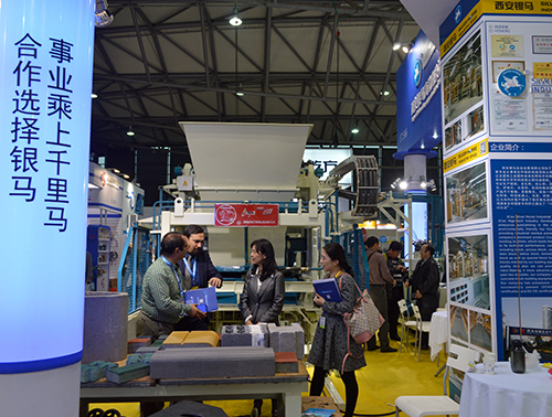 上海寶馬展外國友人了解我們設備 上海寶馬展外國友人了解我們設備